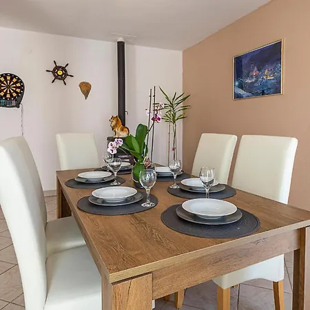 3 Bedroom In Ližnjan